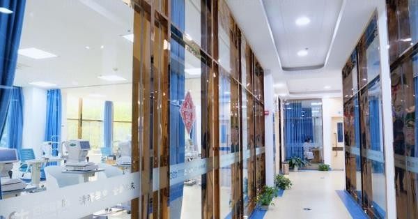 西安佰视佳眼科门诊部走廊