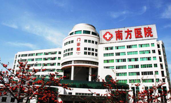 南方医科大学南方医院眼科价格表:近视眼手术1.2W|白内障4300|青光眼2500.jpg.www.jingansicbd.com