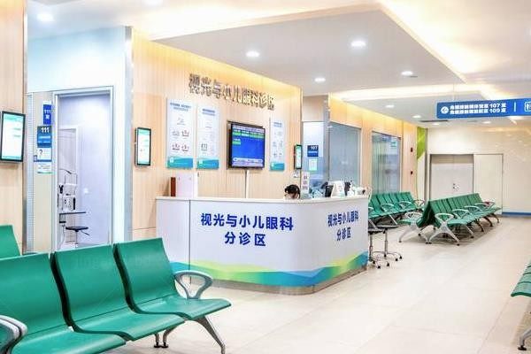 深圳爱尔眼科医院视光与小儿眼科分诊区
