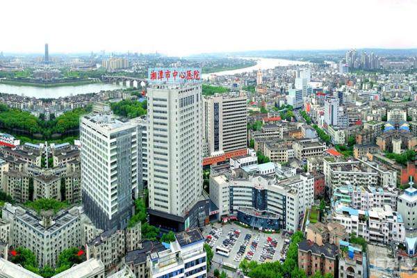 湘潭市中心医院眼科收费标准：近视矫正13500/青光眼1250/白内障5200元起.jpg