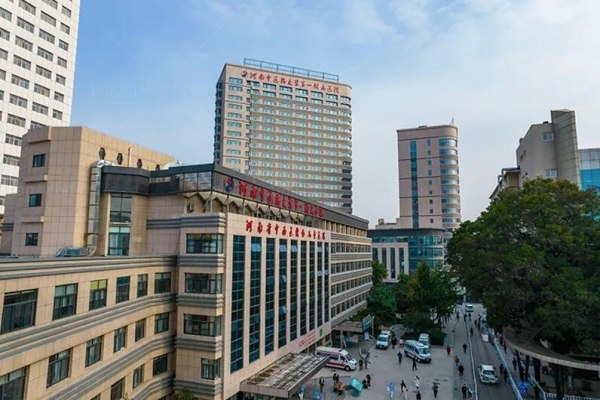 河南中医药大学第 一附属医院眼科收费标准：含近视手术|白内障手术|青光眼|角膜塑形镜价格表www.jingansicbd.com