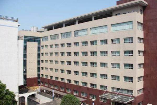 湘潭市中医医院眼科收费标准：近视手术10900/青光眼1925/白内障4925元起.jpg