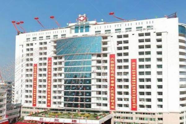 普宁市人民医院眼科价格表公布：近视眼手术11900/白内障手术4290/青光眼手术3120元起.jpg