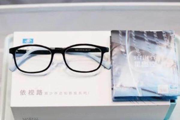 蔡司小乐园和依视路星趣控眼镜片哪个好www.jingansicbd.com