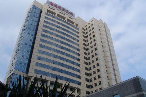福建省立医院眼科近视眼手术收费标准是多少：半飞秒13800/全飞秒22800/晶体植入30000元起.jpg