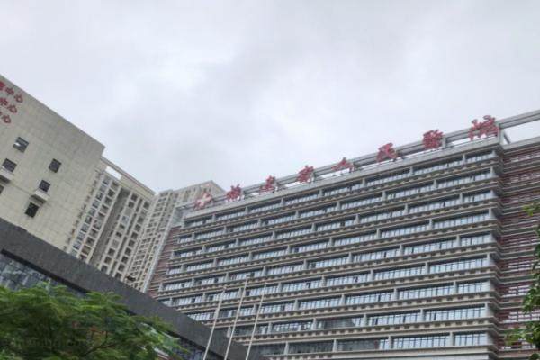 福建省人民医院眼科近视眼手术收费标准：半飞秒18800/全飞秒22800/晶体植入30000元起.jpg