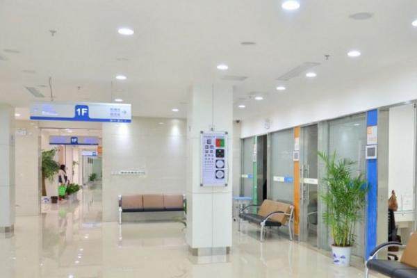 重庆普瑞眼科医院医生排名www.jingansicbd.com.jpg