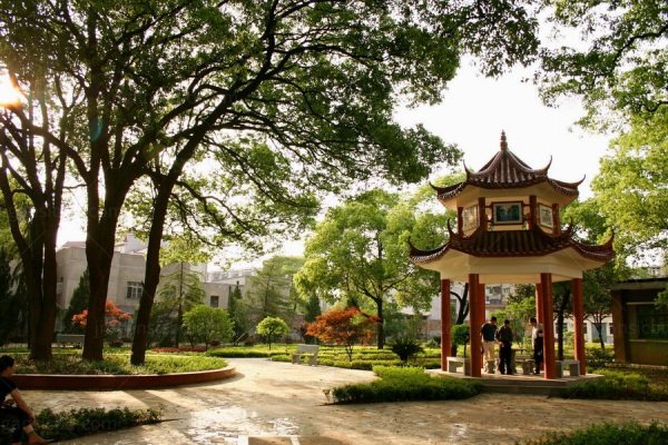 湘潭市第 一人民医院眼科做近视眼矫正多少钱？jingansicbd.com