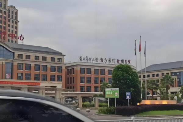 赣州医院眼科徐哲医生做眼科手术怎么样?擅长晶体植入手术而且收费不高,可一键预约www.jingansicbd.com.jpg