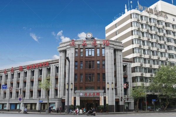成都医大口腔医院是正规医院吗？是正规民营口腔医院，不是莆田系