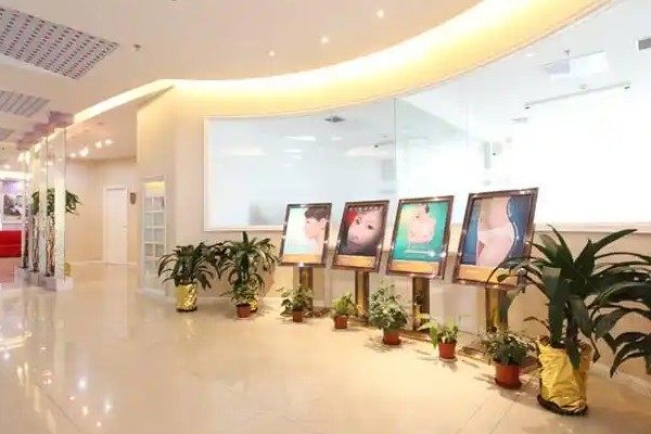 武汉仁爱时光医疗整形医院抽脂怎么样?抽脂技术正规,包涛院长吸脂价格不贵.jpg