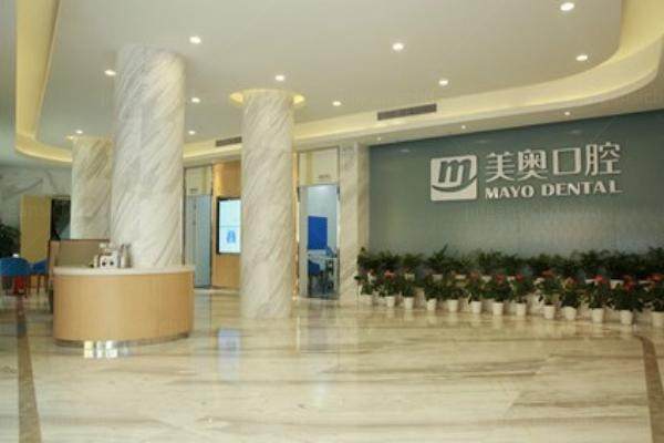 南京美奥口腔医院价目表含种牙3980元起/矫正7800元起，附医生团队技术介绍