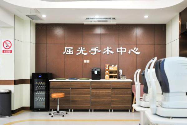济南华视眼科医院离哪个高铁站近