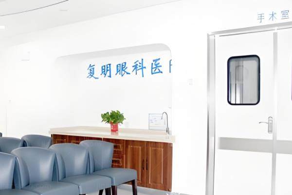 石家庄复明眼科郑云锋近视手术难约吗?不难寒暑假学生近视手术修复快口碑好.jpg