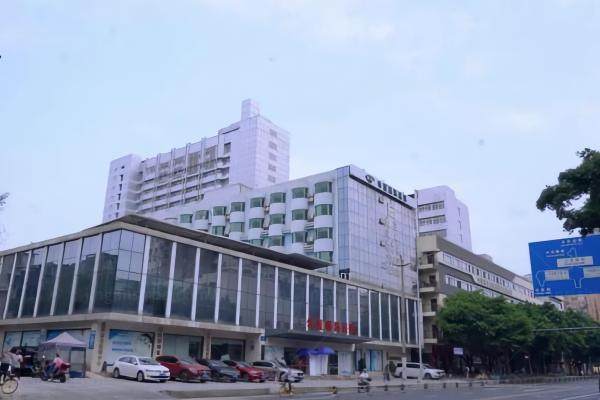 成都华厦眼科医院陈晓明.jpg