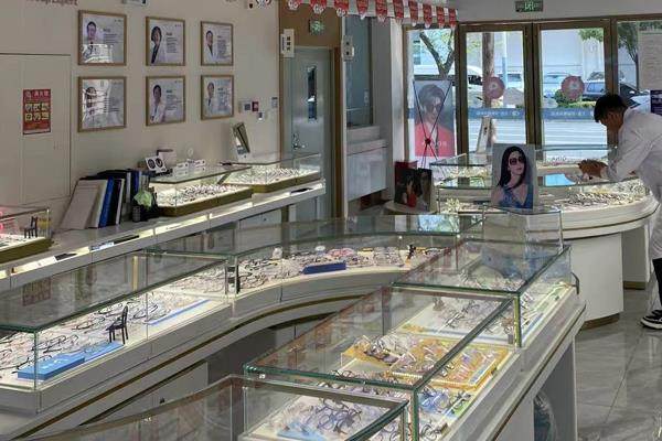 北京同仁周跃华去哪了？正式坐诊哈尔滨华厦眼科医院，拥有30万 + 例各类屈光手术可线上预约