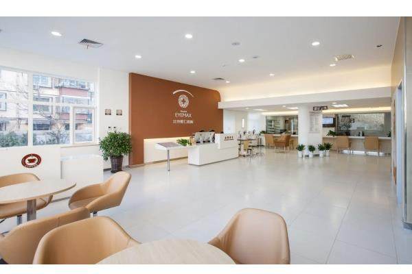 封康在北京熙仁出诊吗？出诊，每周出诊但日期不固定。其手术单眼2.5 - 3万，患者术后反馈效果好