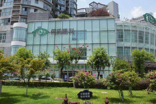 重庆何氏眼科医院贵吗？不贵！近视手术12800元起，连锁医院技术好性价比高 